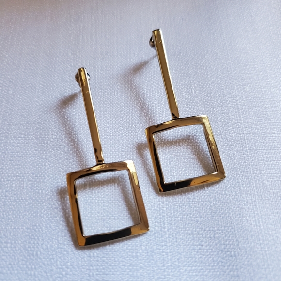Jewelry - Gold square post hanging earrings‎